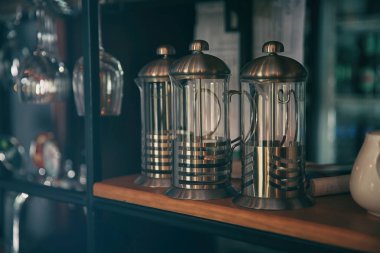 Sayaç cafe bar üzerinde çaydanlıklar