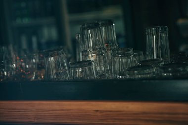 Bar sayaç üzerinde gözlük