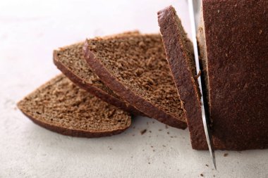 Dilimlenmiş ekmek bıçağı ile