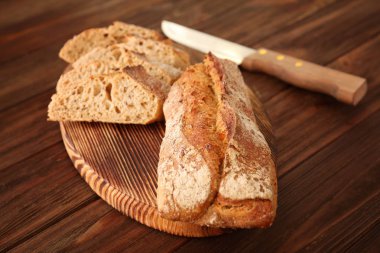 Dilimlenmiş ekmek bıçağı ile