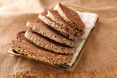 Susam ile dilimlenmiş ekmek