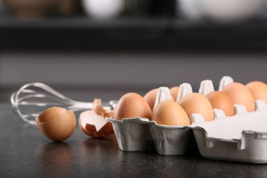 Paket içinde çiğ yumurta