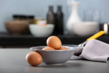 Tabakta çiğ yumurta.