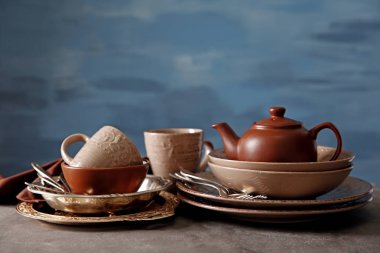 Tablo üzerinde kahverengi dishware