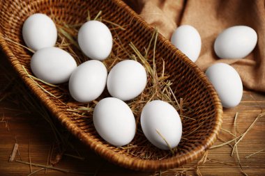 sepet içinde çiğ yumurta