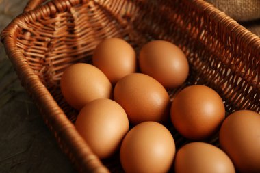 sepet içinde çiğ yumurta