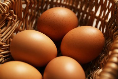 sepet içinde çiğ yumurta