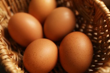 sepet içinde çiğ yumurta