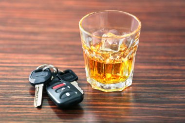 alkol ve araba anahtarları