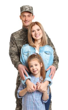 Beyaz zemin üzerine ailesiyle mutlu asker