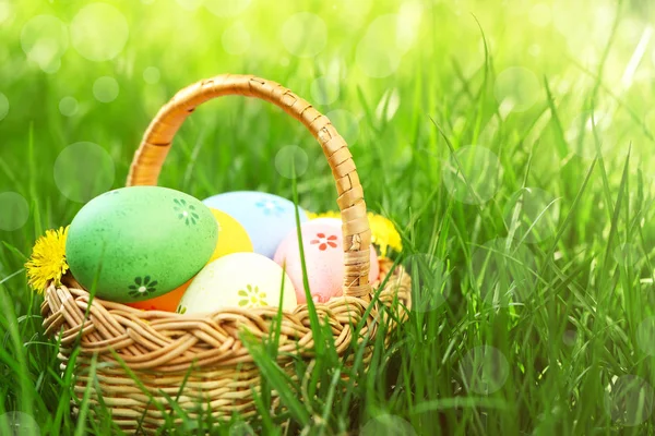 Cesta de mimbre con huevos de Pascua —  Fotos de Stock