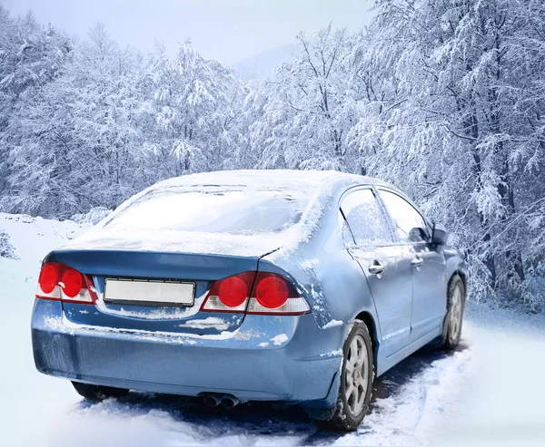 Samochód na tle pejzaż zimowy — Zdjęcie stockowe