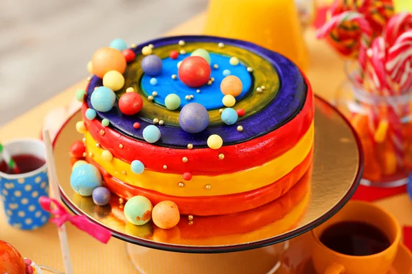 Gâteau d'anniversaire coloré savoureux — Photo