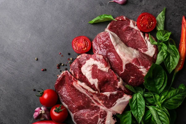 Bife cru com especiarias — Fotografia de Stock