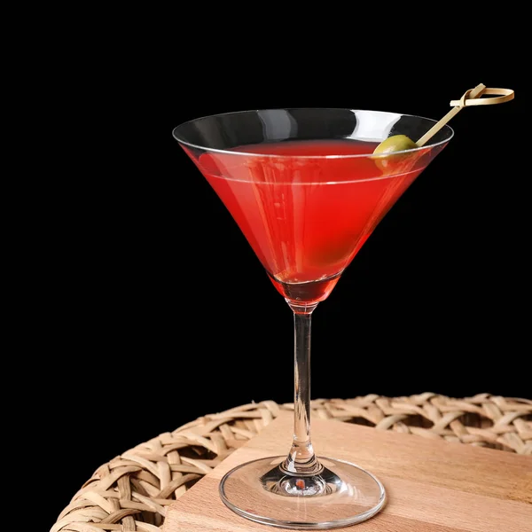 Rosafarbener Cocktail auf Korbtisch — Stockfoto