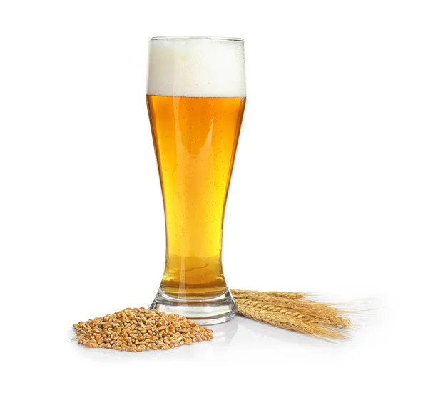 Bicchiere di birra con luppolo e orzo — Foto Stock