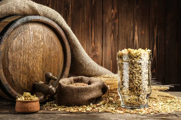 Beer barrel with hops and barley — Stock Photo, Image