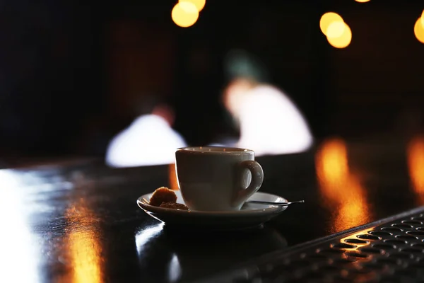 Tazza di caffè sul bancone del bar — Foto Stock