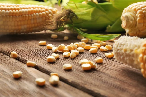 Кукурузники и семена на деревянном столе — стоковое фото