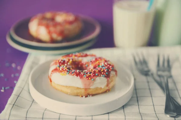 Tasty doughnut and glass of milk — Stock Photo, Image