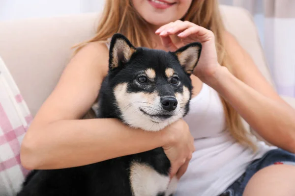 Kvinna Med Söt Liten Shiba Inu Hund Soffan Hemma — Stockfoto