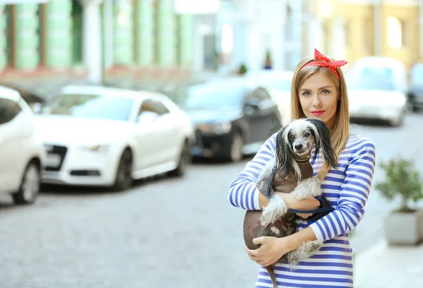 Köpeğiyle birlikte genç bir kadın. 