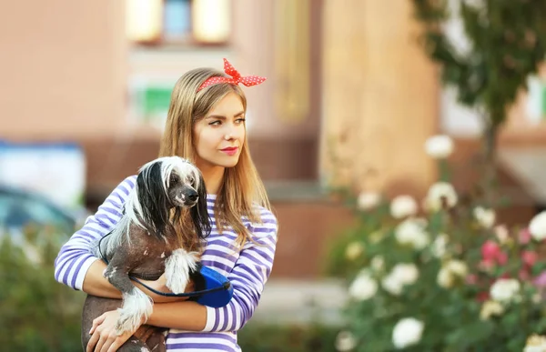 Giovane donna con il cane — Foto Stock