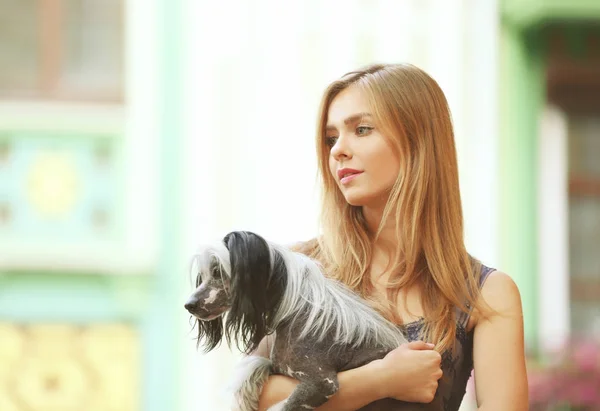 Jovem mulher com seu cão — Fotografia de Stock