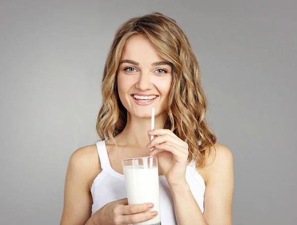 Mujer con vaso de leche —  Fotos de Stock