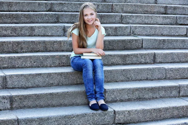 Menina adolescente bonita — Fotografia de Stock