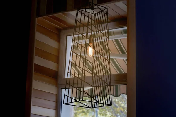Электрическая лампочка в кафе — стоковое фото
