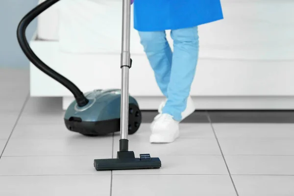 Woman hoovering floor with vacuum cleaner — Stock Photo, Image