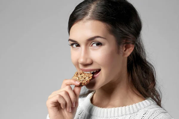 女人吃美味饼干 — 图库照片