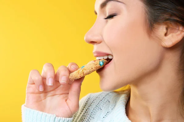 Mulher comer biscoito saboroso — Fotografia de Stock