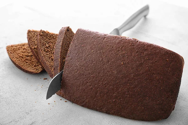 Roti iris dengan pisau — Stok Foto