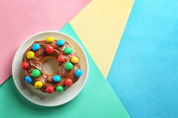 Placa con sabroso donut glaseado —  Fotos de Stock