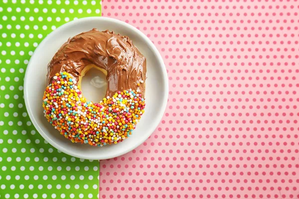 Plate with tasty glazed donut — Stock Photo, Image