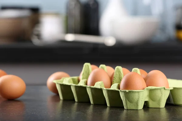 Rohe Eier in der Verpackung — Stockfoto