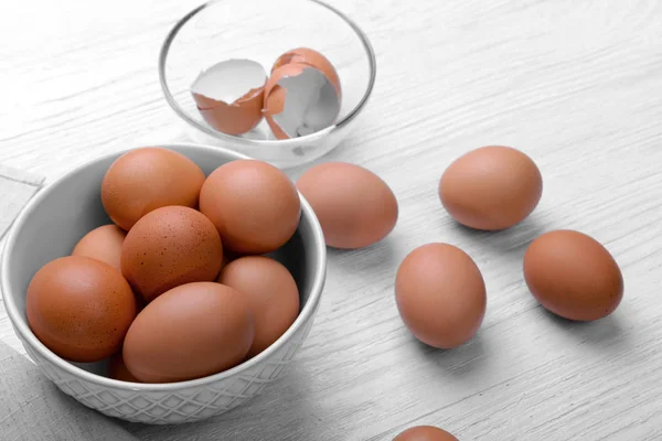 Tabakta çiğ yumurta. — Stok fotoğraf