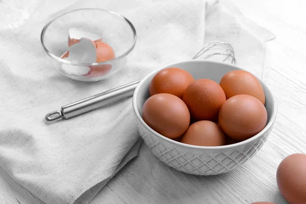 Rohe Eier in Schüssel — Stockfoto