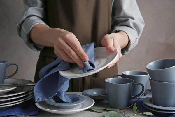 Weibliche Hände reinigen Untertasse — Stockfoto