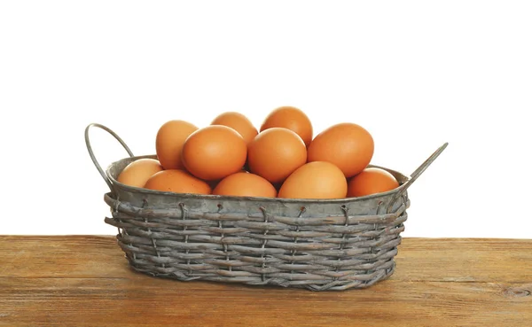 Rauwe eieren in rieten mand — Stockfoto