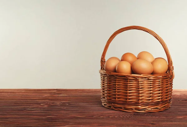 Huevos crudos en canasta de mimbre —  Fotos de Stock