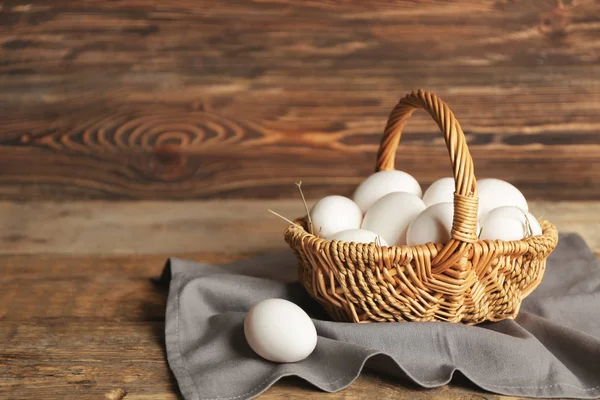 Hasır sepet içinde çiğ yumurta — Stok fotoğraf