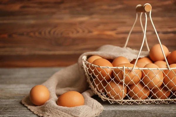 Huevos crudos en cesta —  Fotos de Stock