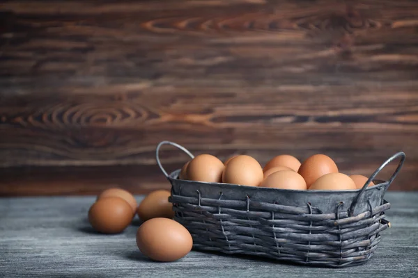 Huevos crudos en cesta — Foto de Stock