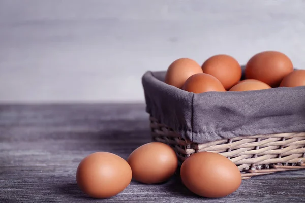 Råa ägg i korgen — Stockfoto
