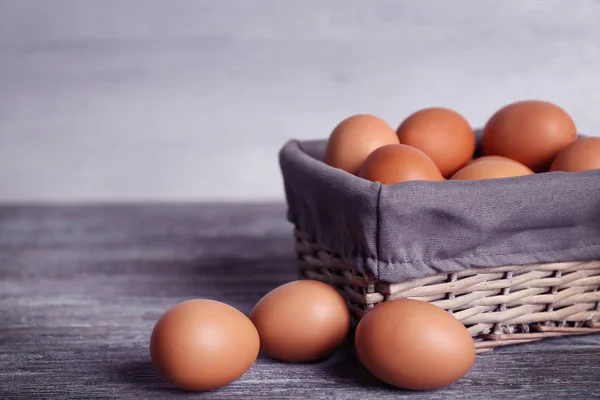 Oeufs crus dans le panier — Photo