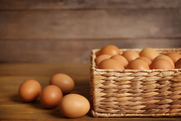 Rohe Eier im Korb — Stockfoto