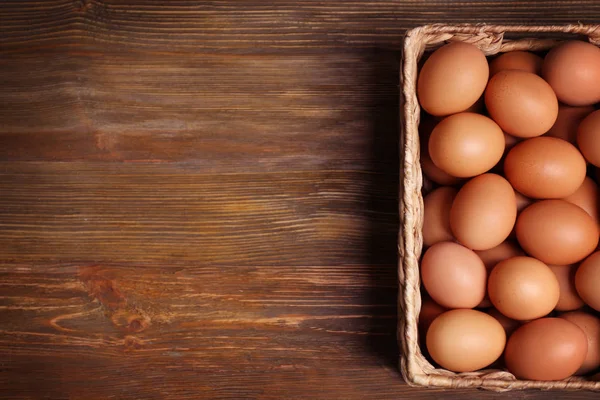 Rauwe eieren in mand — Stockfoto